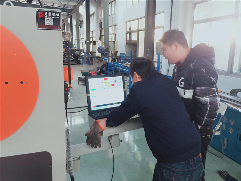 貝朗折彎機數(shù)控在江蘇某客戶處展開培訓啦！